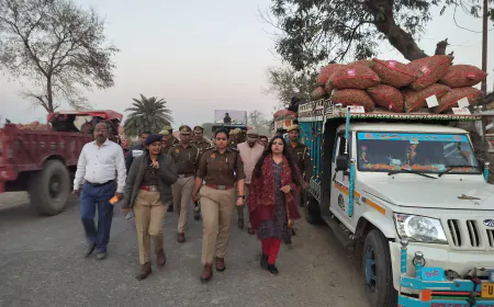 Kasganj news शांति एवं यातायात व्यवस्था के दृष्टिगत डी एम एवं एस पी कासगंज द्वारा  मटर मण्डी मोहनपुरा में किया गया पैदल मार्च ।
