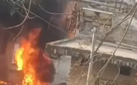 झगड़े पर गांव में पहुंची पुलिस, दबंगों ने दरोगा की गाड़ी में लगाई आग