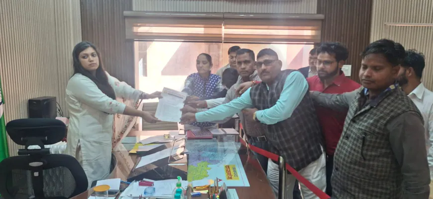 Kasganj news पत्रकार राहुल माथुर की निर्मम हत्या के विरोध में जिलाधिकारी कासगंज को सौंपा ज्ञापन ।