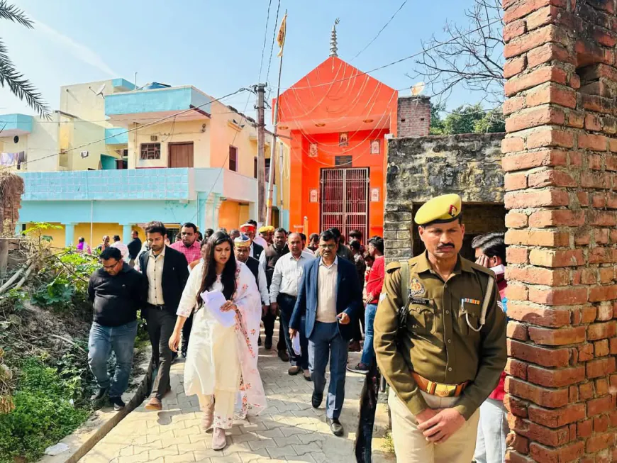 Kasganj news जिलाधिकारी मेधा रूपम ने किया  कस्तूरबा गॉधी विद्यालय का औचक निरीक्षण।