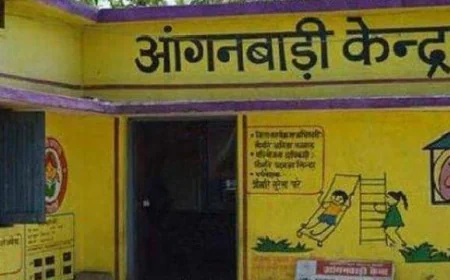 Kasganj News : उतरना की आंगनबाड़ी कार्यकत्री विमलेश दबंगई से खा रही बच्चों का राशन