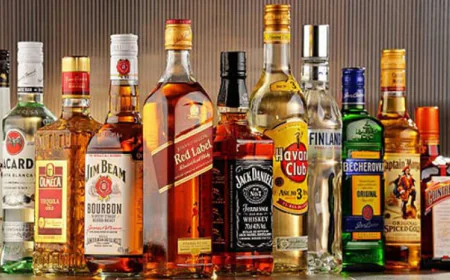 शराब के दामों में भारी छूट, आधे हुई कीमतें तो ठेकों पर उमड़ी भीड़