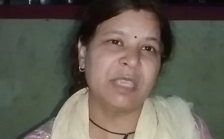 न्याय पाने के लिए बच्ची के साथ भटक रही महिला