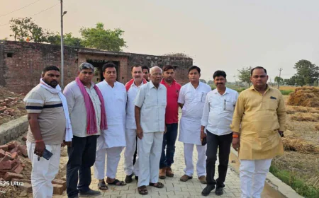 Kasganj news समाजवादी पार्टी का प्रतिनिधिमंडल बधारी वैश्य गांव पहुंचा, पीड़िता के परिवार से की मुलाकात