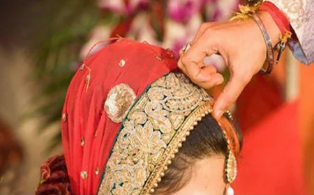 Gorakhapur News :  प्रेमिका से मिलने गया प्रेमी घरवाले पकड़कर ले गए थाने, मांग भरा कराई शादी