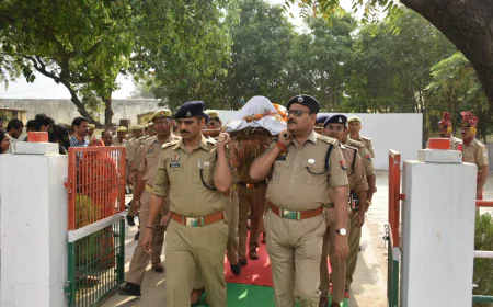 उपनिरीक्षक हेमंत कुमार के पार्थिव शरीर को पुलिस लाइन में दी सलामी, एसएसपी ने दिया कंधा