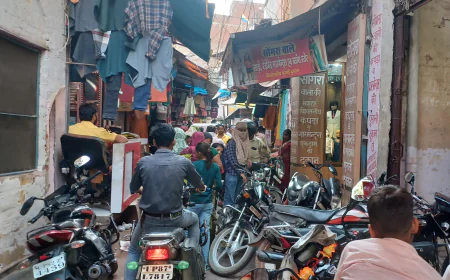 बाबूगंज मार्केट में 'सोंगरा वाले': आड़ी-तिरछी बाइकें बन रही जाम का कारण