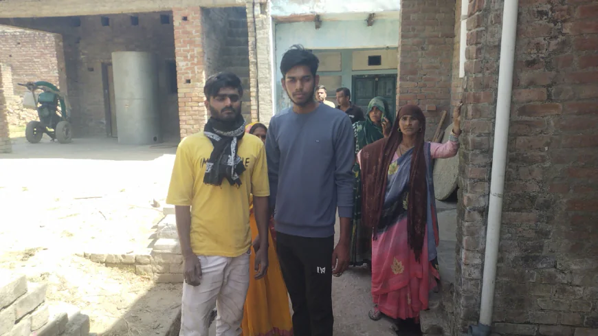 Kasganj news दबंगई के बल पर ग्रामसमाज की भूमि पर प्रशासन की सह से जबरन हो रहा है मकान का निर्माण