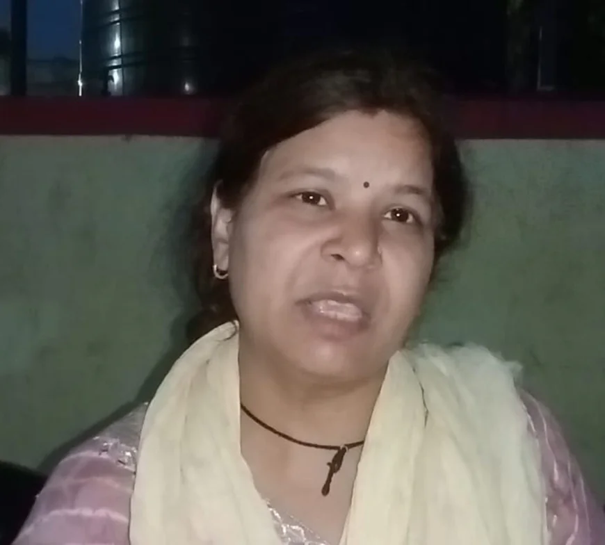 न्याय पाने के लिए बच्ची के साथ भटक रही महिला