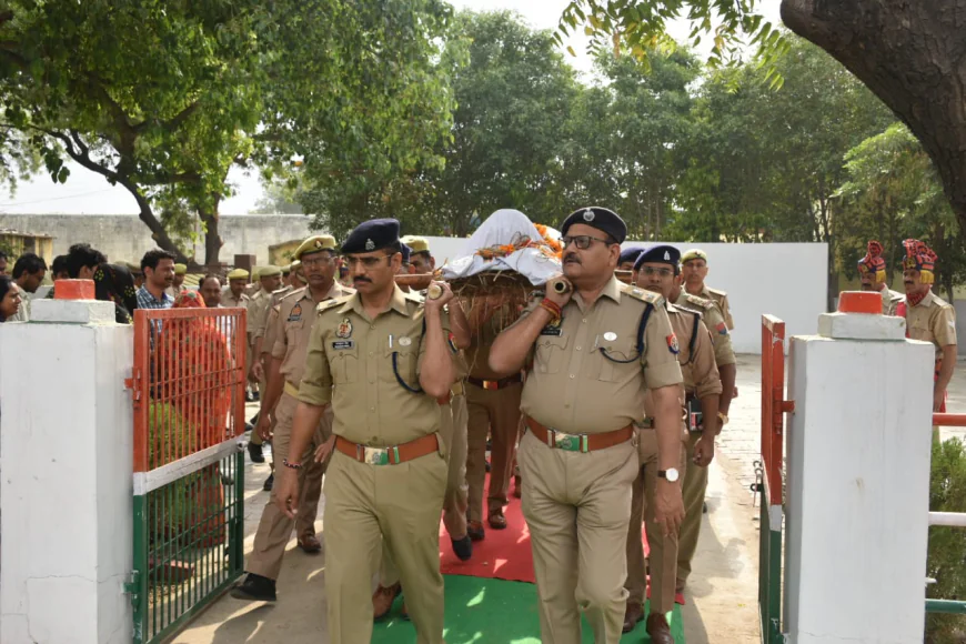 उपनिरीक्षक हेमंत कुमार के पार्थिव शरीर को पुलिस लाइन में दी सलामी, एसएसपी ने दिया कंधा