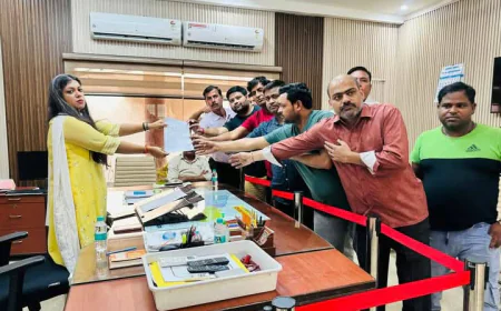 कासगंज नगर पालिका में बड़ा भूचाल, चेयरमैन पति के व्यवहार से नाराज़ 15 सभासदों ने दिया इस्तीफा