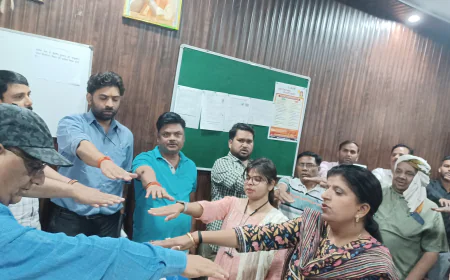 डेंगू दिवस पर एटा में जागरूकता की मिसाल: सीएमओ डॉ. उमेश चन्द्र त्रिपाठी ने दिलाई मच्छर जनित रोगों से बचाव की शपथ