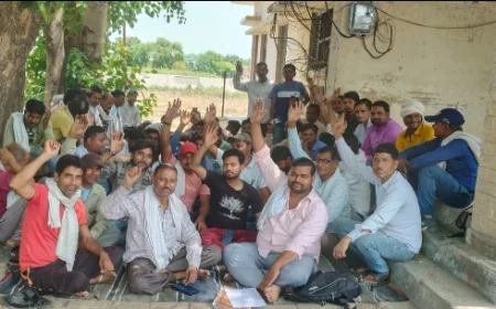 ठेके के बिजली कर्मचारियों ने रुटौल बिजली उपकेंद्र पर किया प्रदर्शन