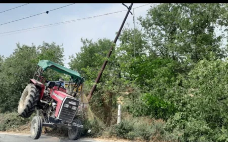 तेज रफ्तार से आ रहे बेकाबू ट्रेक्टर ने विद्युत खंबे में मारी जबर्दस्त टक्कर, हुआ क्षतिग्रस्त