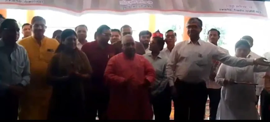 वाइट मुकेश राजपूत भाजपा सांसद वाइट अशुतोष कुमार द्विवेदी जिला अधिकारी