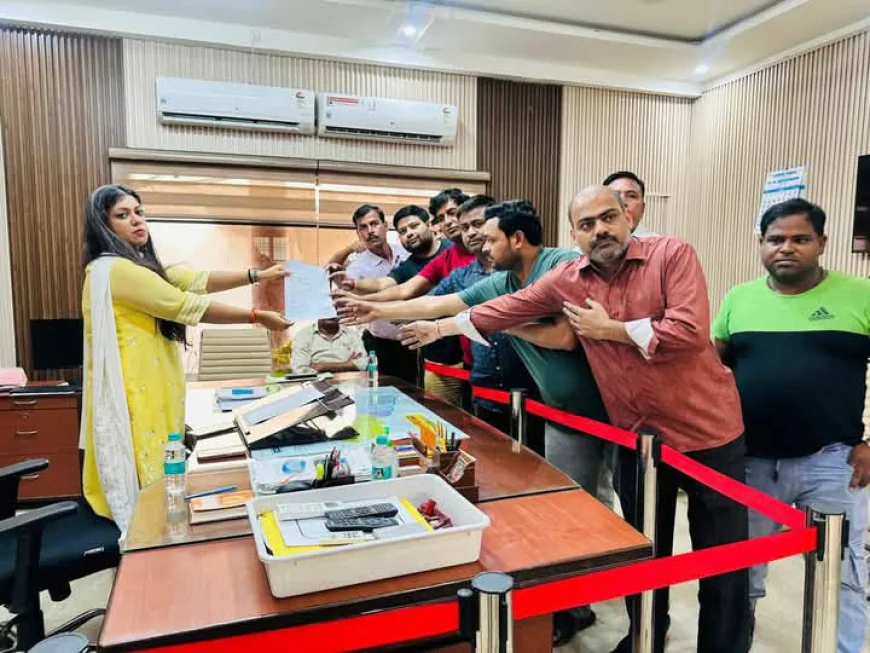 कासगंज नगर पालिका में बड़ा भूचाल, चेयरमैन पति के व्यवहार से नाराज़ 15 सभासदों ने दिया इस्तीफा