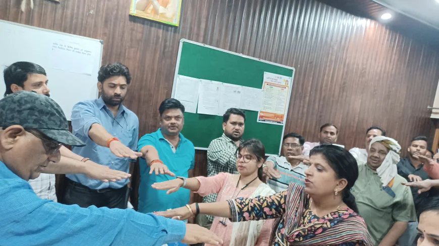 डेंगू दिवस पर एटा में जागरूकता की मिसाल: सीएमओ डॉ. उमेश चन्द्र त्रिपाठी ने दिलाई मच्छर जनित रोगों से बचाव की शपथ
