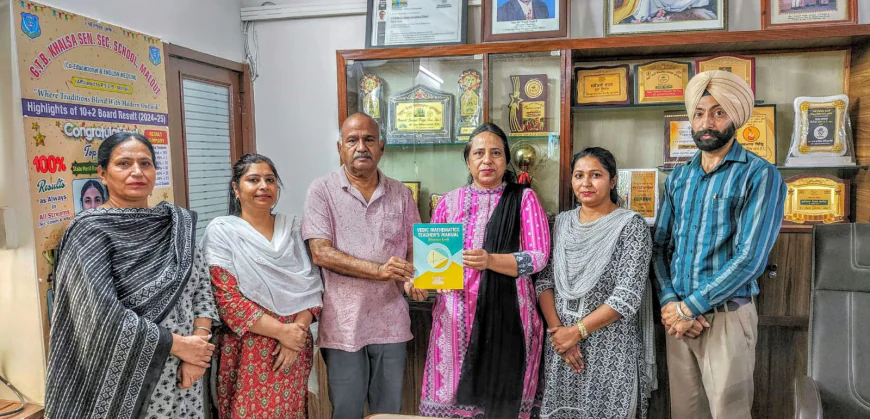 विजय गर्ग की पुस्तक का शीर्षक है, "वैदिक गणित (शिक्षक मैनुअल) प्रिंसिपल सोनिया शर्मा द्वारा लोकार्पण