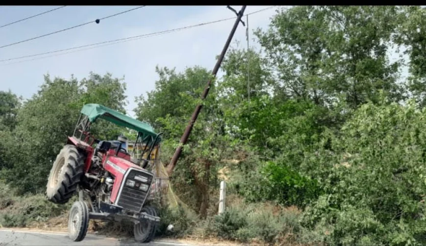 तेज रफ्तार से आ रहे बेकाबू ट्रेक्टर ने विद्युत खंबे में मारी जबर्दस्त टक्कर, हुआ क्षतिग्रस्त