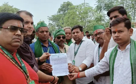 Kasganj news चकोरी प्लांट बंद होने से नाराज किसानों ने  कलेक्ट्रेट पर दिया धरना प्रदर्शन, भाकियू स्वराज ने डी एम को सौंपा ज्ञापन