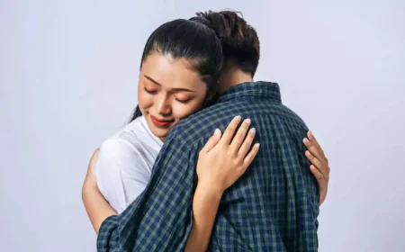 लड़कियों को गले लगाकर लड़के कमा रहे रुपये?