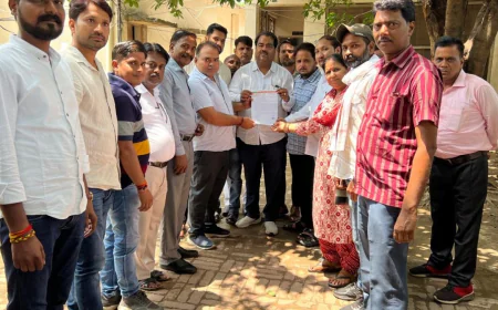 Shikohabad News/अघोषित बिजली कटौती और कम वोल्टेज की समस्या को लेकर पालिकाध्यक्ष प्रतिनिधि के नेतृत्व में दिया ज्ञापन