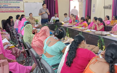 जिला प्रशिक्षण कार्यालय धनीपुर में आंगनबाड़ी कार्यकत्री को दिया जा रहा है प्रशिक्षण