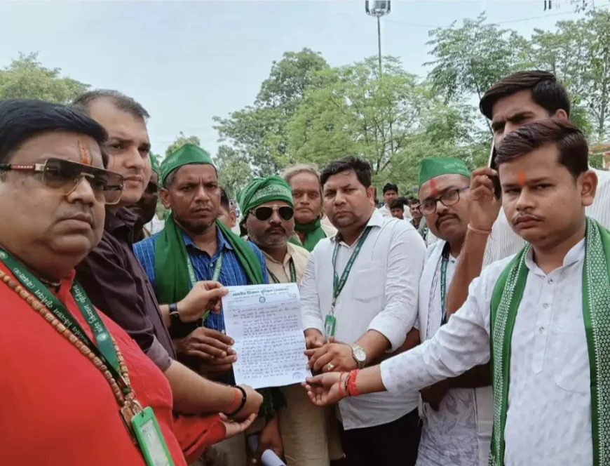 Kasganj news चकोरी प्लांट बंद होने से नाराज किसानों ने कलेक्ट्रेट पर दिया धरना प्रदर्शन, भाकियू स्वराज ने डी एम को सौंपा ज्ञापन