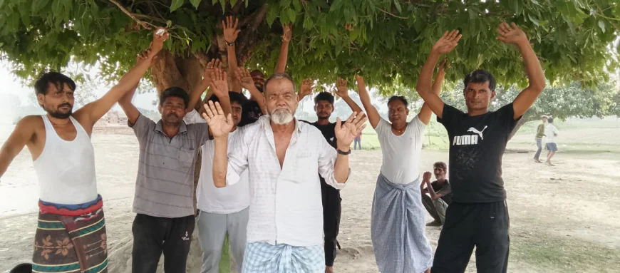 भीषण गर्मी में 25 दिन से ट्रांसफार्मर खराब, नहीं सुन रहा विद्युत विभाग, ग्रामीणों ने की डी एम से शिकायत