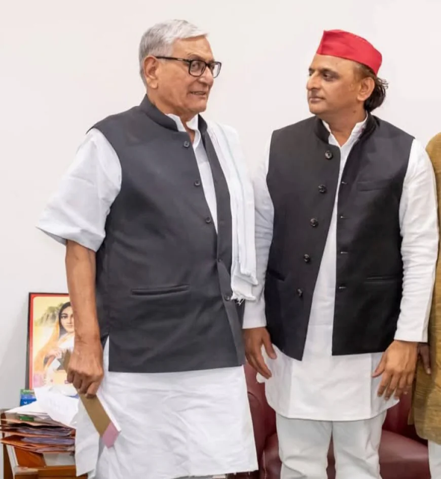 एटा में सियासी हलचल: पूर्व सांसद कैलाश यादव की अखिलेश यादव से मुलाकात के गहरे मायने!