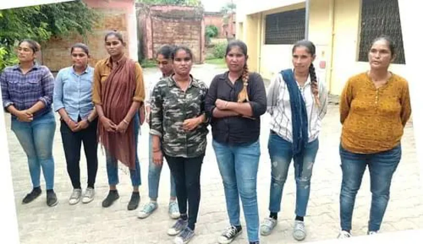 गुजरात से आईं नौ युवतियां जींस टॉप पहने भीख मांगते पकड़ी गईं, पुलिस ने किया चालान