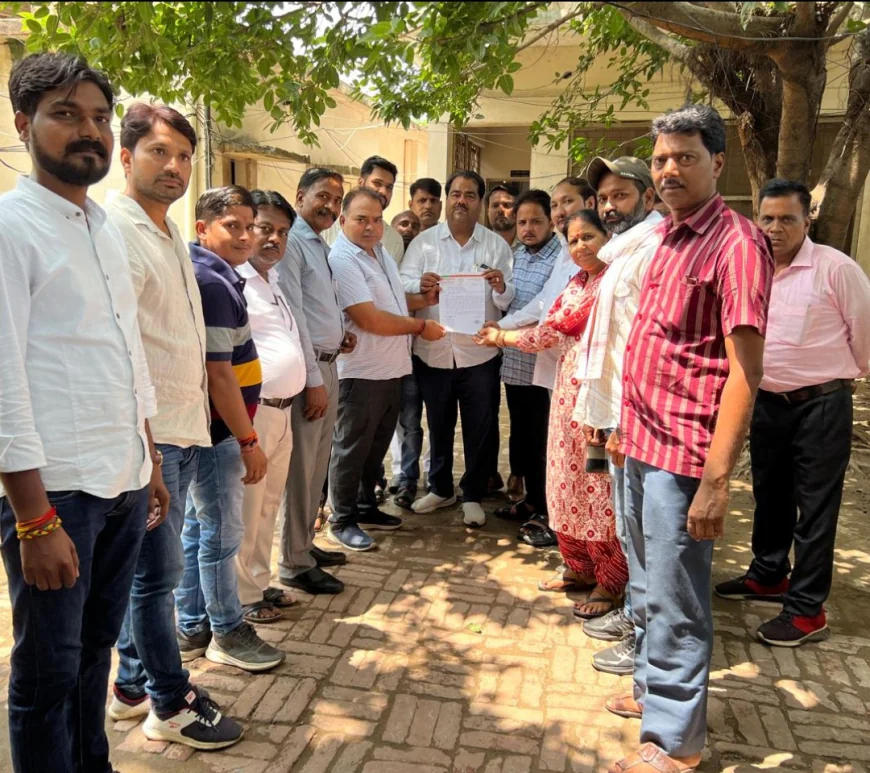 Shikohabad News/अघोषित बिजली कटौती और कम वोल्टेज की समस्या को लेकर पालिकाध्यक्ष प्रतिनिधि के नेतृत्व में दिया ज्ञापन