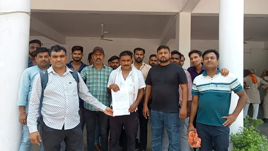 सब मीटर रीडरों ने वेतन न मिलने के संबंध में जिलाधिकारी को सौंपा ज्ञापन