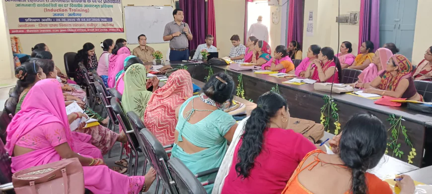 जिला प्रशिक्षण कार्यालय धनीपुर में आंगनबाड़ी कार्यकत्री को दिया जा रहा है प्रशिक्षण