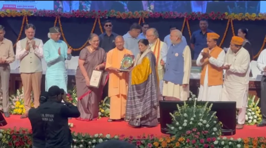 सीएम योगी के हाथों सम्मानित होकर डॉ. मिथलेश अग्रवाल ने बढ़ाया फर्रुखाबाद का गौरव