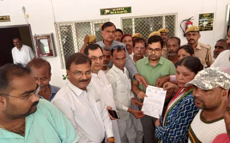 5000 स्कूलों के मर्जर के खिलाफ कांग्रेसियों का प्रदर्शन, राज्यपाल को भेजा ज्ञापन