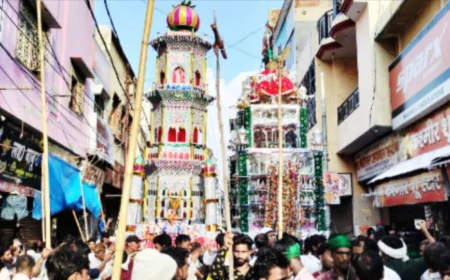 जगह जगह इमाम चौक पर इमामे हुसैन की याद मे रखे गए ताजिये,मन्नत पूरी होने पर अकीदतमंदो ने चढाई मेंहदी