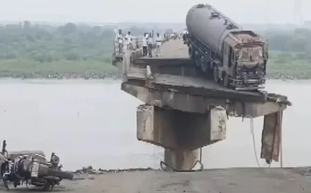 गुजरात मे भरभराकर ढहा 43 साल पुराना पुल, कई वाहन नदी में गिरे