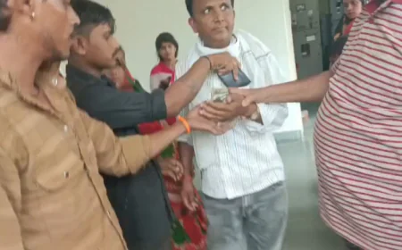 रिश्वतखोर JE को ग्रामीणों ने पकड़ा रंगे हाथ, महिलाओं ने की जमकर धुनाई