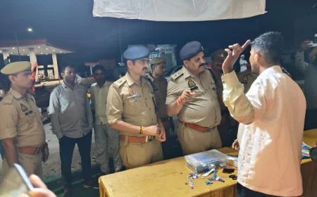 Etah SSP ने कांवड़ यात्रा की तैयारियों का लिया जायजा, कांवड़ियों को बांटा प्रसाद