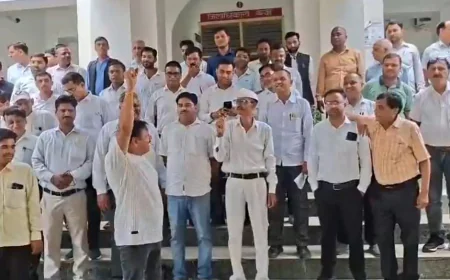 कचहरी में अधिवक्ताओं का प्रदर्शन, डीएम के खिलाफ नारेबाज़ी