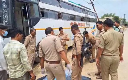 डबल डेकर बस में संदिग्ध हालात में मिला युवक का शव