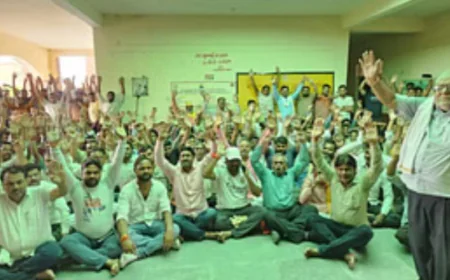 पॉलिथीन जुर्माने को लेकर व्यापारियों का उग्र प्रदर्शन, प्रशासन झुका