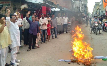 ऊर्जा मंत्री की कथित टिप्पणी पर वैश्य समाज का फूटा गुस्सा, पुतला दहन कर जताया विरोध