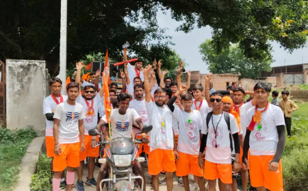 युवाओं ने मां वैष्णो देवी मंदिर में पूजा अर्चना कर गंगा से पावन जल भरकर आस्था पूर्ववक  गोला मंदिर में किया भोले का जलाभिषेक