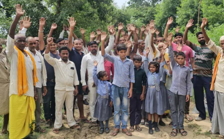 50 सालों से दलदल बने रास्ते से स्कूल जाने को मजबूर बच्चे, ग्रामीणों ने किया प्रदर्शन