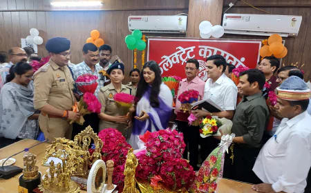 Kasganj news निवर्तमान जिलाधिकारी मेधा रूपम का स्थानांतरण हो जाने पर आज कलेक्ट्रेट सभागार में विदाई समारोह।