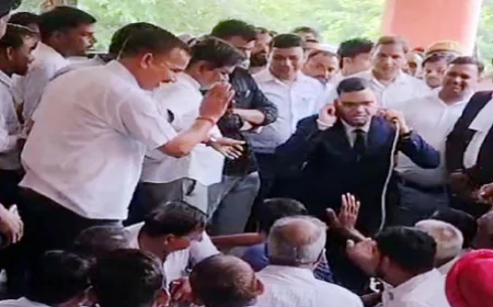 शाहजहांपुर: ज्वाइनिंग के पहले ही दिन SDM रिंकू सिंह विवादों में, वकीलों के विरोध पर खुद लगाए उठक-बैठक