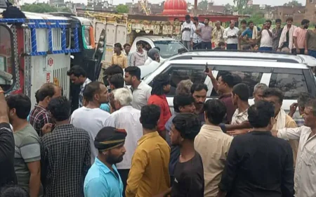 अनियंत्रित ट्रक ने कार को रौंदा, 8 घायल, 6 सैफई रेफर