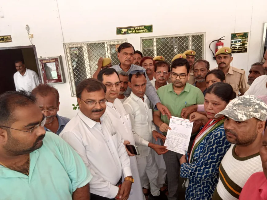 5000 स्कूलों के मर्जर के खिलाफ कांग्रेसियों का प्रदर्शन, राज्यपाल को भेजा ज्ञापन